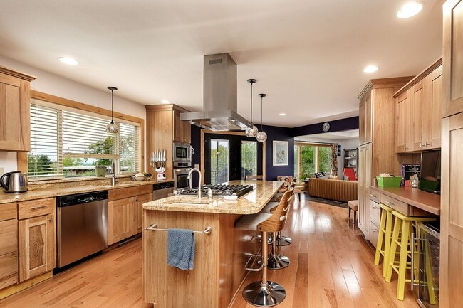 Building Photo - Large 4 bedroom home with Garage - ALL UTI...