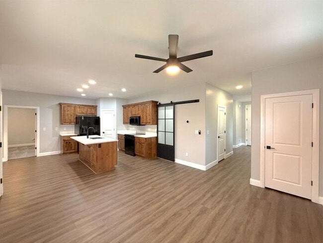 Building Photo - 4 bed, 2.5 bath duplex unit w/2 car garage