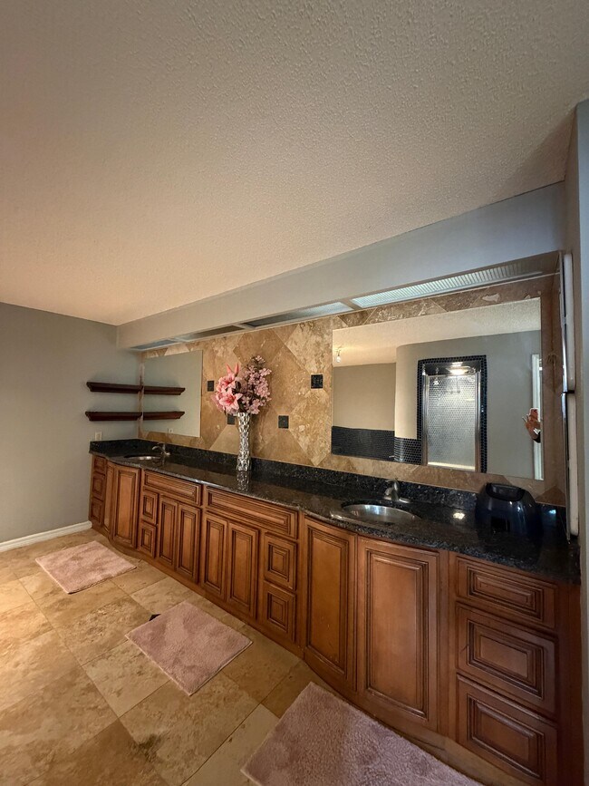 Building Photo - 1102 Sugartree Dr S