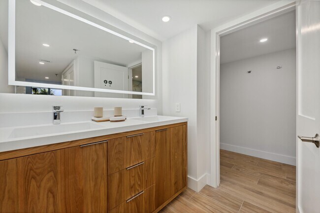 Building Photo - 4600 S Ocean Blvd