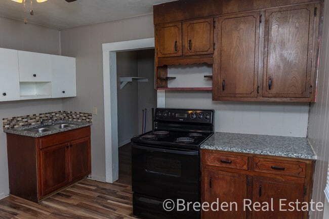 Building Photo - 928 Fairview Dr SW