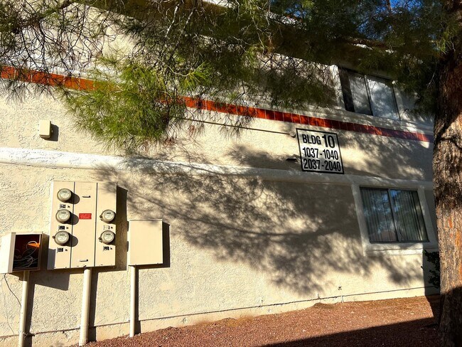 Building Photo - SPACIOUS 2bed/2bath CONDO ON FIRST FLOOR