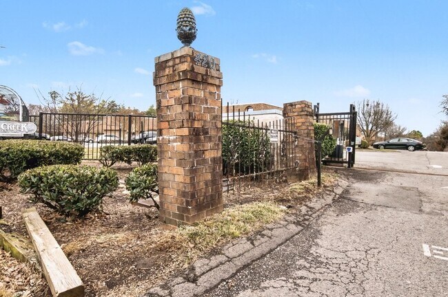 Building Photo - 420 Walton Ln