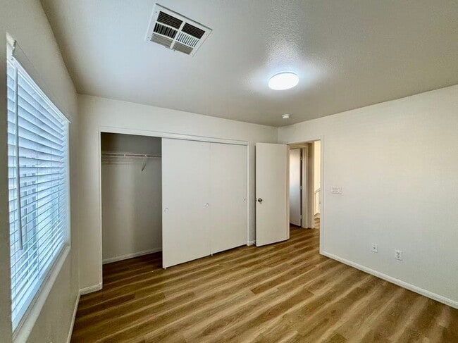 Building Photo - Nice two-story single-family house