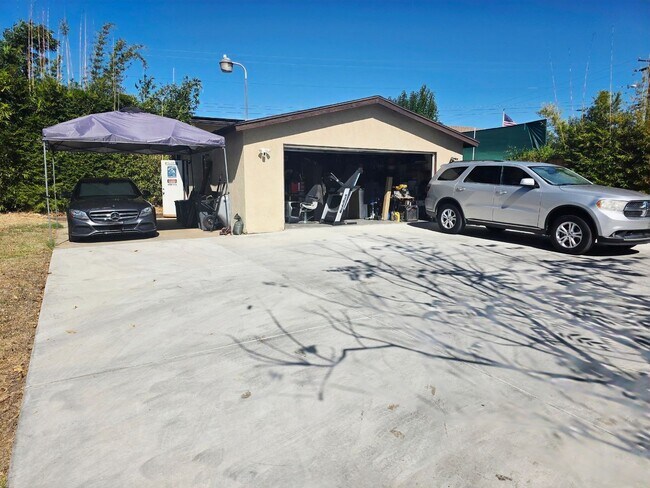 Building Photo - $5,500 - Beautiful 3BR/2BA Home on ? Acre ...