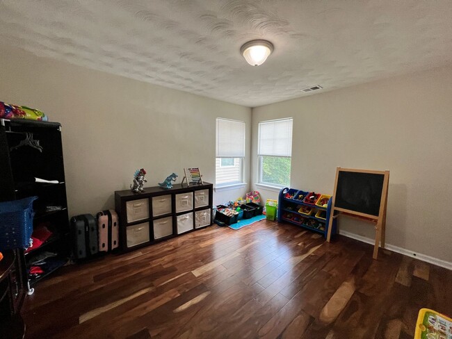 Building Photo - 3 bedroom home in sought after Whitaker Pl...