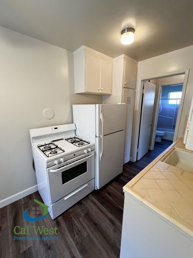 Building Photo - $1995 - Cozy 1/1 located near the Rose Garden