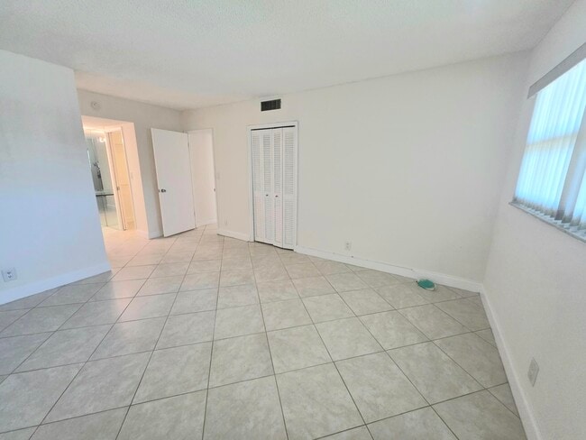 Building Photo - 3100 NE 48th Ct
