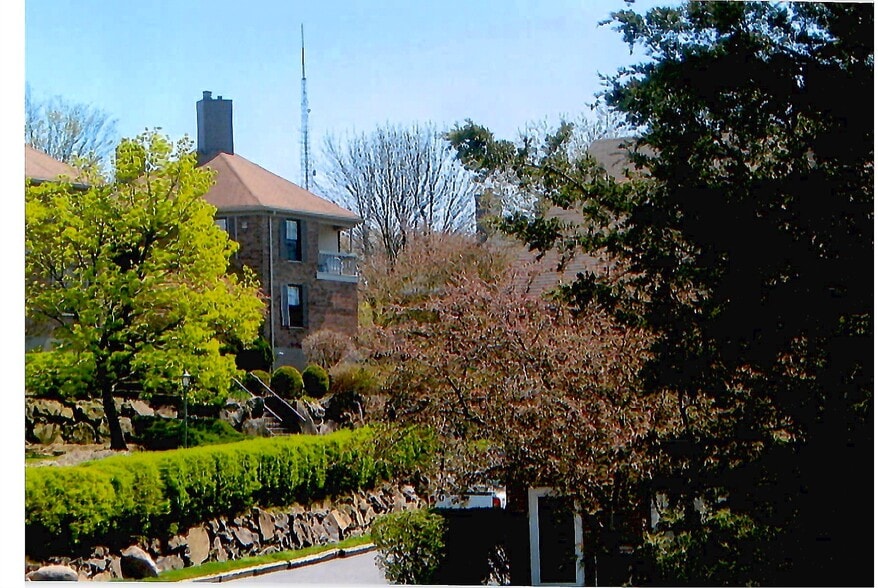 Building Photo - 181 Long Hill Rd