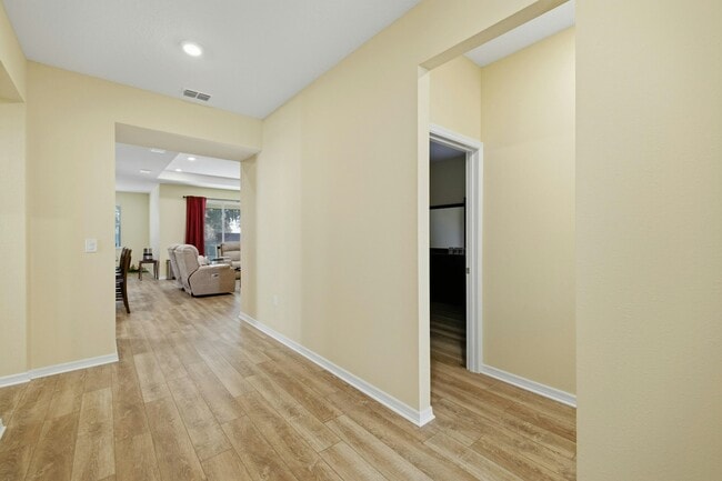 Building Photo - 6137 SW 70th Ave