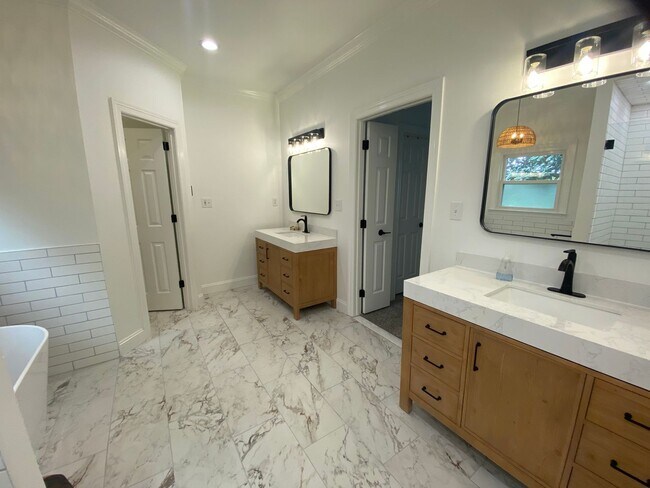 Building Photo - Beautiful Executive Style Home in the Stun...