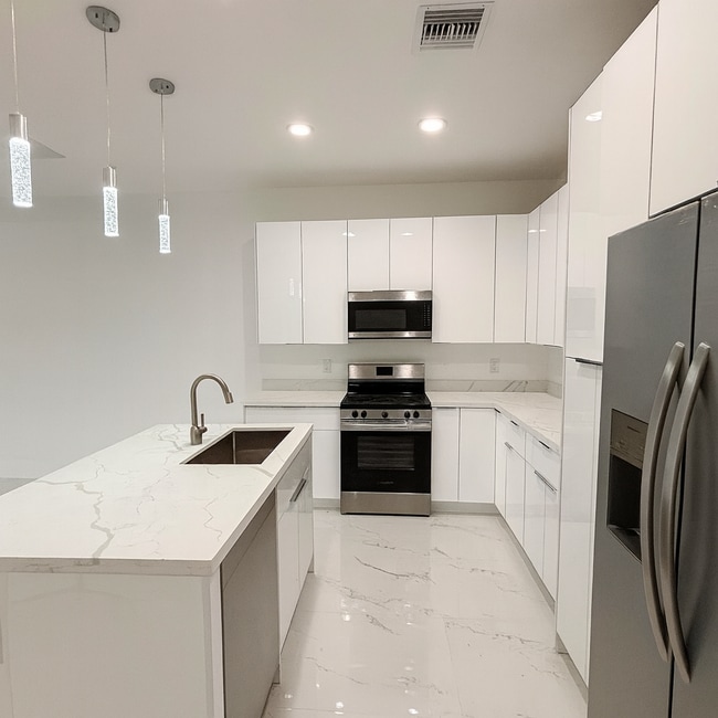 Building Photo - 729 Lamar St E