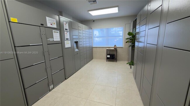 Building Photo - 400 Kings Point Dr