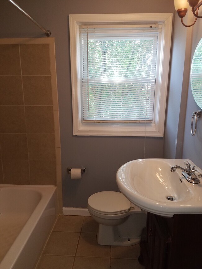 Building Photo - Charming 3 Bedroom/1 Bathroom Townhome in ...