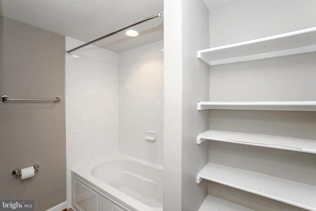 Building Photo - 4079 S Four Mile Run Dr