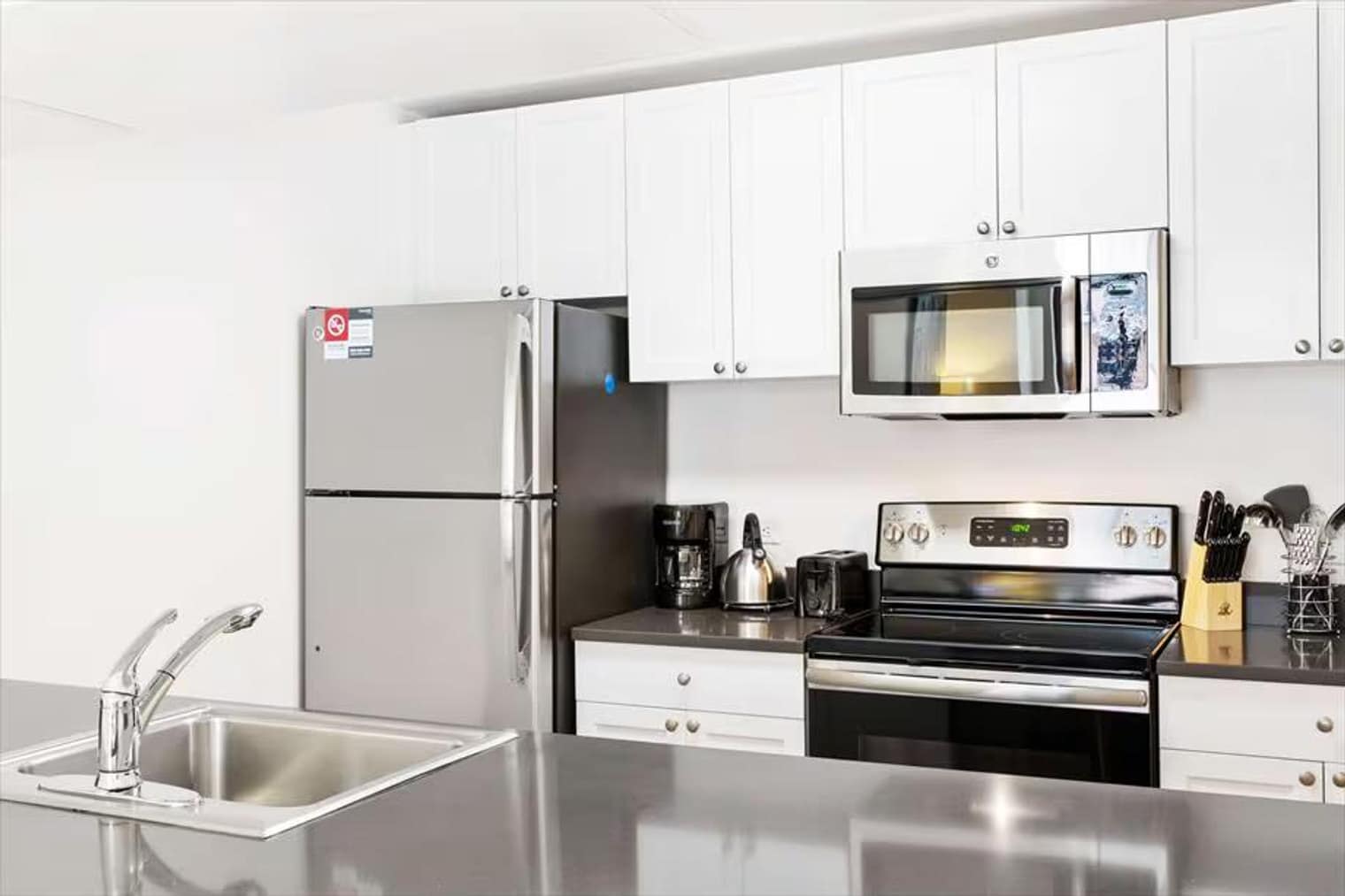 Building Photo - 330 River St