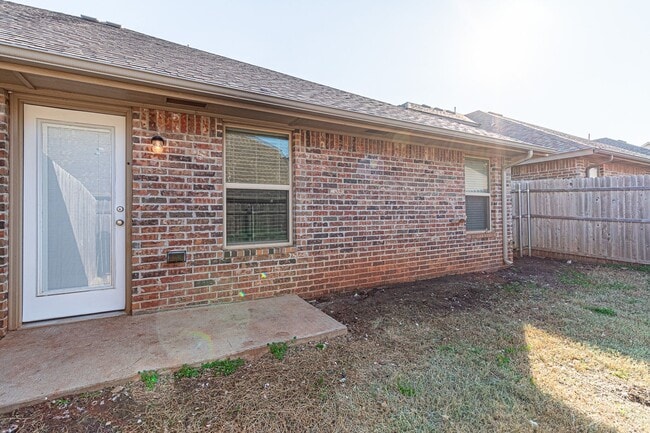 Building Photo - Buena Vida awaits for you!