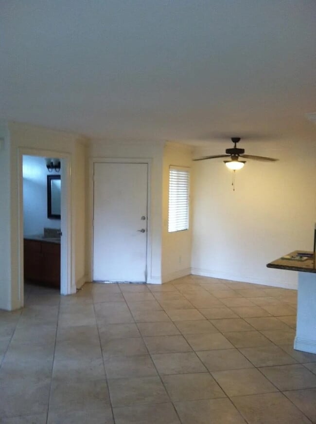 Building Photo - "Charming 2-Bed, 2-Bath Condo Retreat in San Marcos Oasis!"