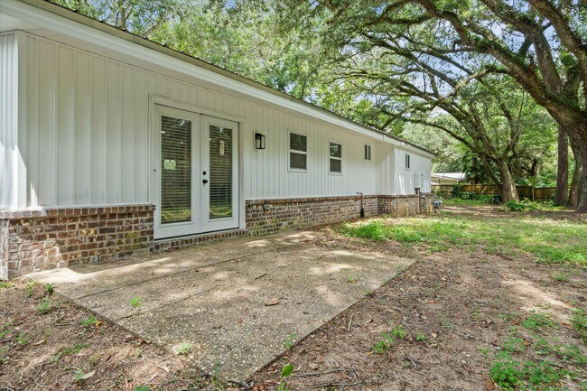 Building Photo - 2310 McPhillips Dr