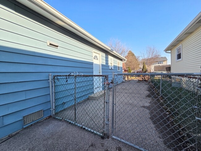 Building Photo - 331 Lawn Terrace