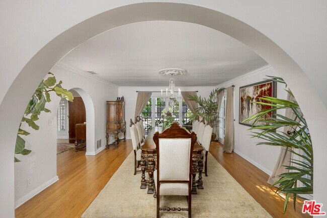 Building Photo - 4734 Los Feliz Blvd