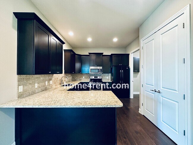 Building Photo - Main Level Primary Bedroom, Updated Kitche...