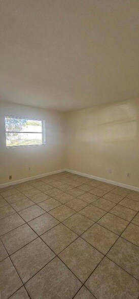 Building Photo - 1505 Crescent Cir