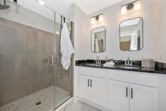 Building Photo - The Enclave At Gambrill View