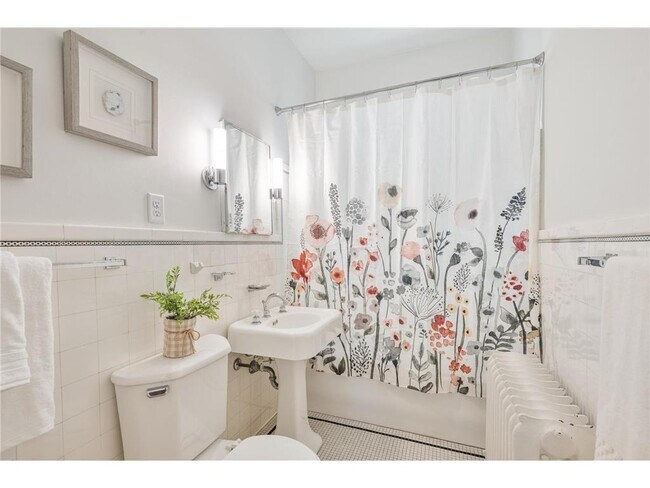 Building Photo - 1621 W 25th St