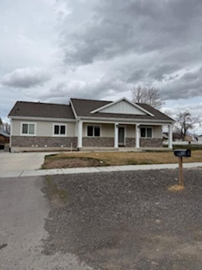 Building Photo - Gorgeous 6-bedroom, 4-bathroom in Charming Salem