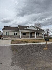Building Photo - Gorgeous 6-bedroom, 4-bathroom in Charming Salem
