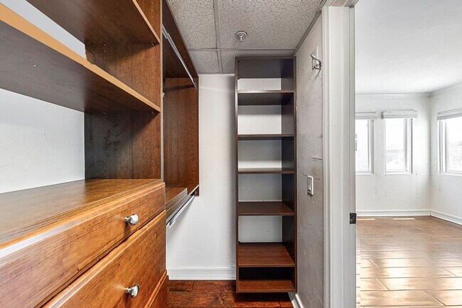 Building Photo - Stunning Condo with Downtown Views – Prime...