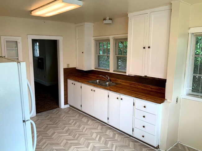 Building Photo - 3 Bedroom in Whiteaker Neighborhood