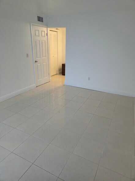 Building Photo - 1801 S Treasure Dr
