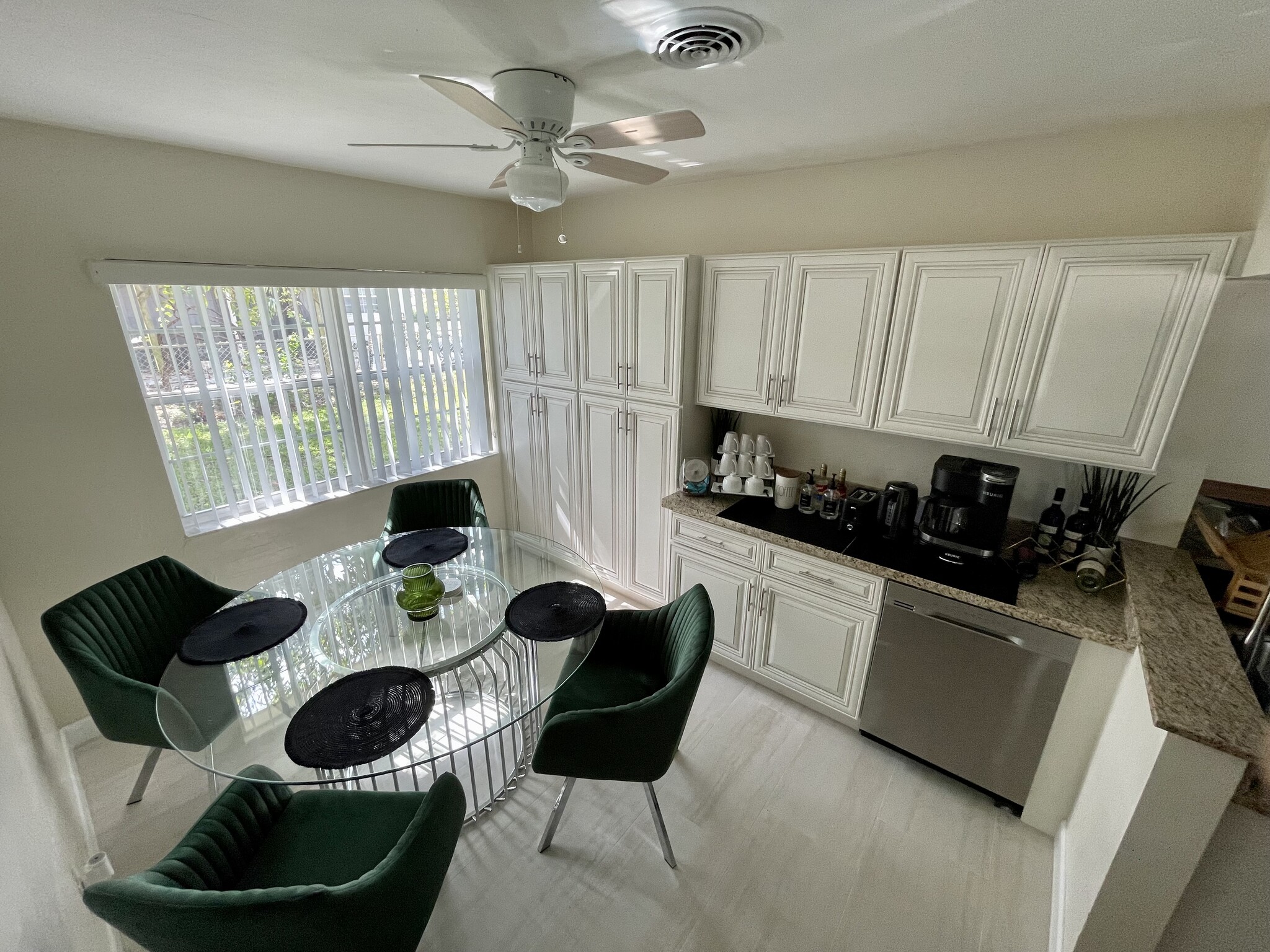 Building Photo - 307 E Kalmia Dr
