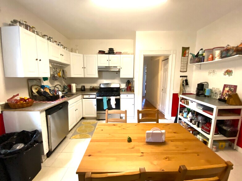 Building Photo - 168 Hillside St