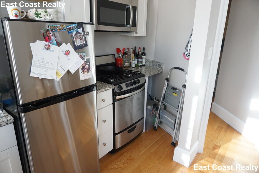 Building Photo - 56 Gardner St