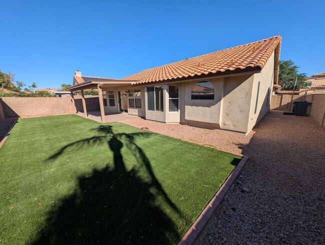 Building Photo - 3 Bedroom Plus an Office Home in the Candlewood Community Near S Cooper Rd and W Warner Rd!