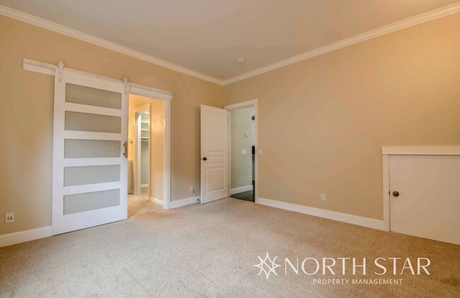 Building Photo - Stunning 3 bed/3 bath in Summit West