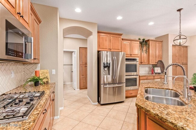 Building Photo - Eagle Glen Cul-de-sac Beauty