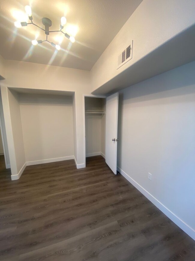 Building Photo - Cozy 1 bedroom condo conveniently located ...