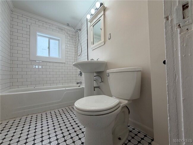 Building Photo - 180 Richmond Ave