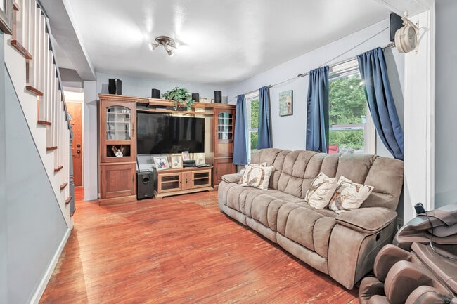 Building Photo - 18 Vose St