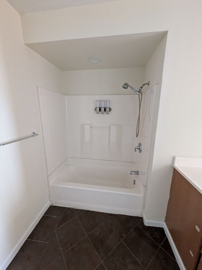 Building Photo - 643 Monroe Ave