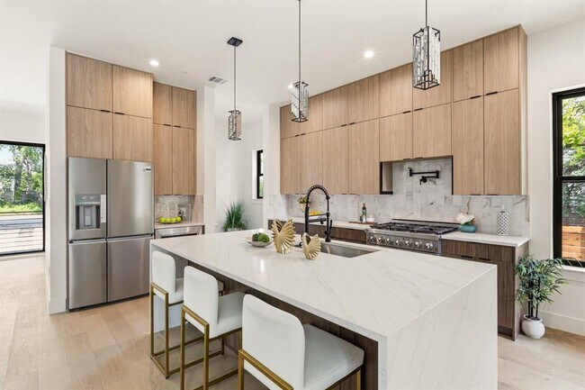 Building Photo - 2300 Bluebonnet Ln