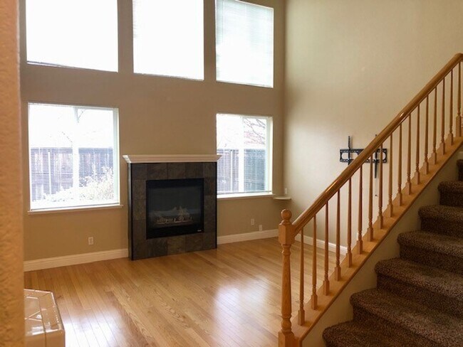 Building Photo - Gorgeous 2-Story 3 Bedroom, 2.5 Bath Home with 2 Car Garage Located in Folsom is Available NOW!