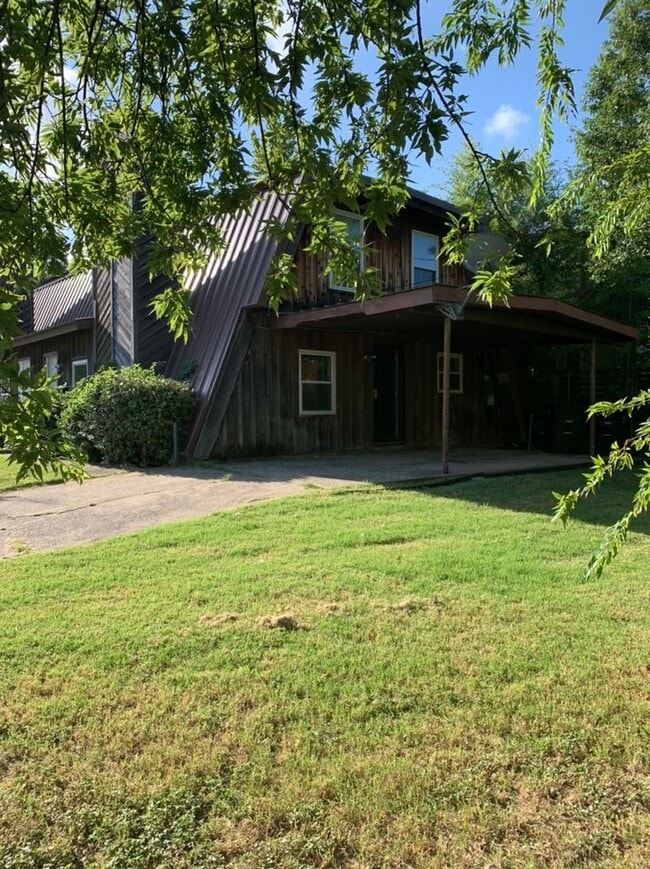 Building Photo - Affordable 2-Bedroom in the Heart of the A...