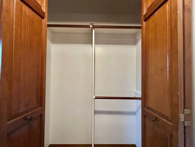 Building Photo - Timeless 5 Bed, 2.5 Bath Home - SW Beaverton