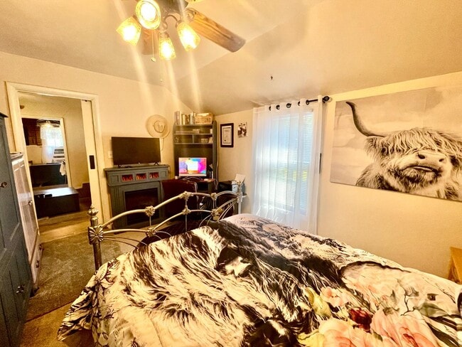 Building Photo - 223 Hemlock Dr