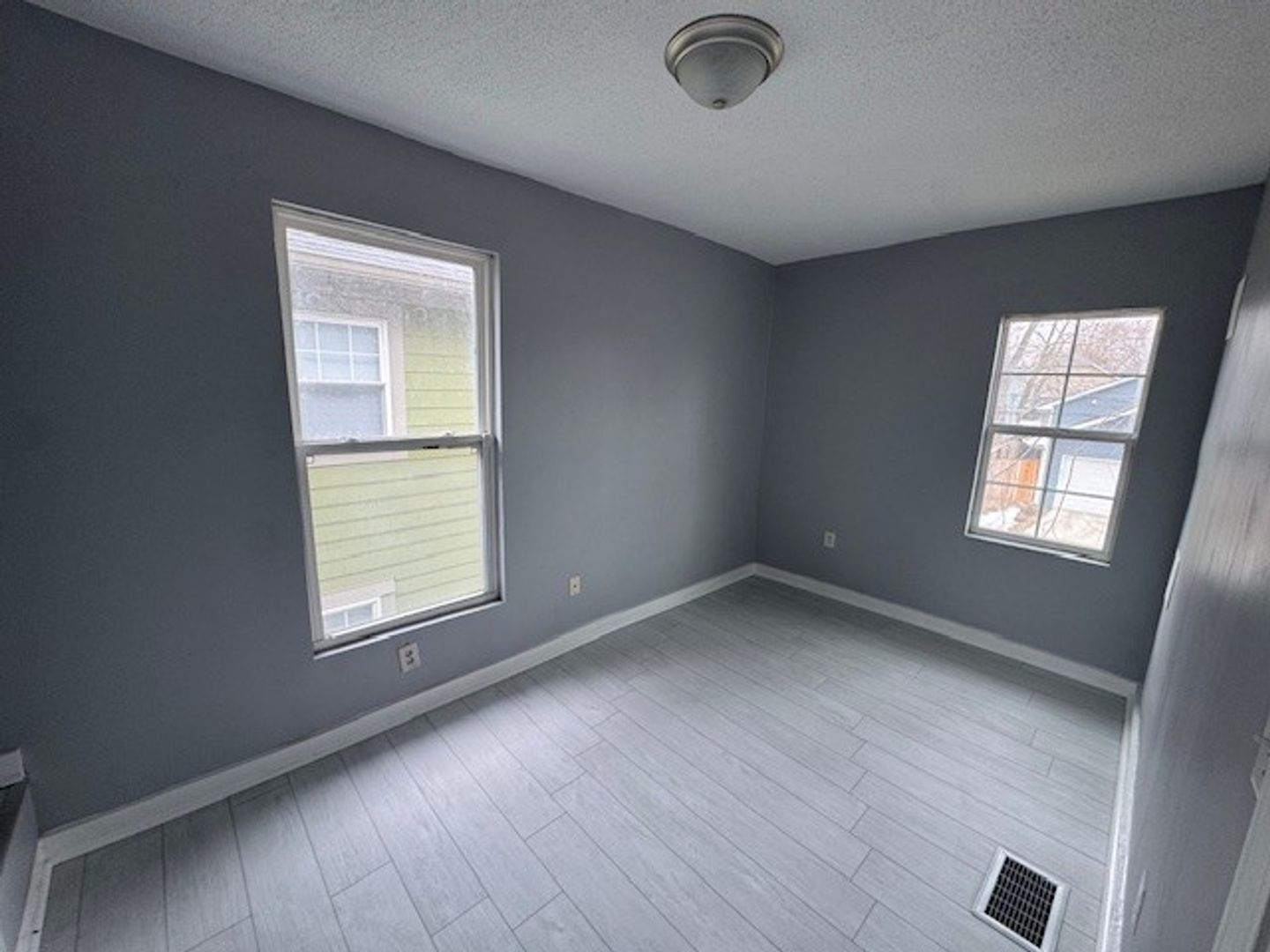 Building Photo - Completely Renovated 3BR/1BA Townhome located close to downtown Indy.